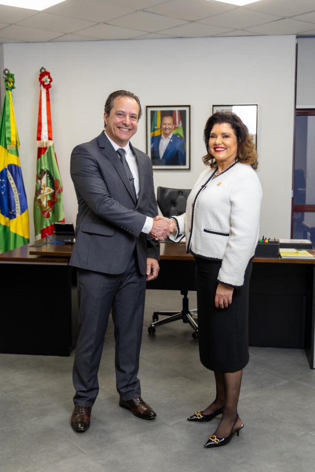 O presidente do Sindaf-SC, Sandro Medeiros Alves, com a vice-governadora do Estado de SC, Marilisa Boehm